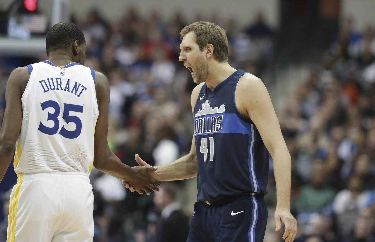 諾維茨基：杜蘭特是史上最純粹的得分手之一 能在任何人頭頂?shù)梅? /></p><p>2月12日訊 名宿諾維茨基近日接受媒體采訪時，談到了杜蘭特，后者職業(yè)生涯總得分即將達到3萬分。</p><p>“杜蘭特身高7英尺（約2.13米），卻有著得分后衛(wèi)般的打法，本質(zhì)上就是如此。他控球出色，遠投精準，中距離也游刃有余。他的突破終結(jié)能力也很強。在我看來，他或許是籃球史上最純粹的得分手之一。他就是這么厲害，手感柔和，身高臂長。即便你覺得自己對他防守到位了，他也能直接拔起，在幾乎任何人頭頂投籃命中?！敝Z維茨基說道。</p><p>諾維茨基以31560分位列NBA歷史得分榜第六位。</p>            </p>
                        <br/>
                        標簽：&nbsp;<a class=