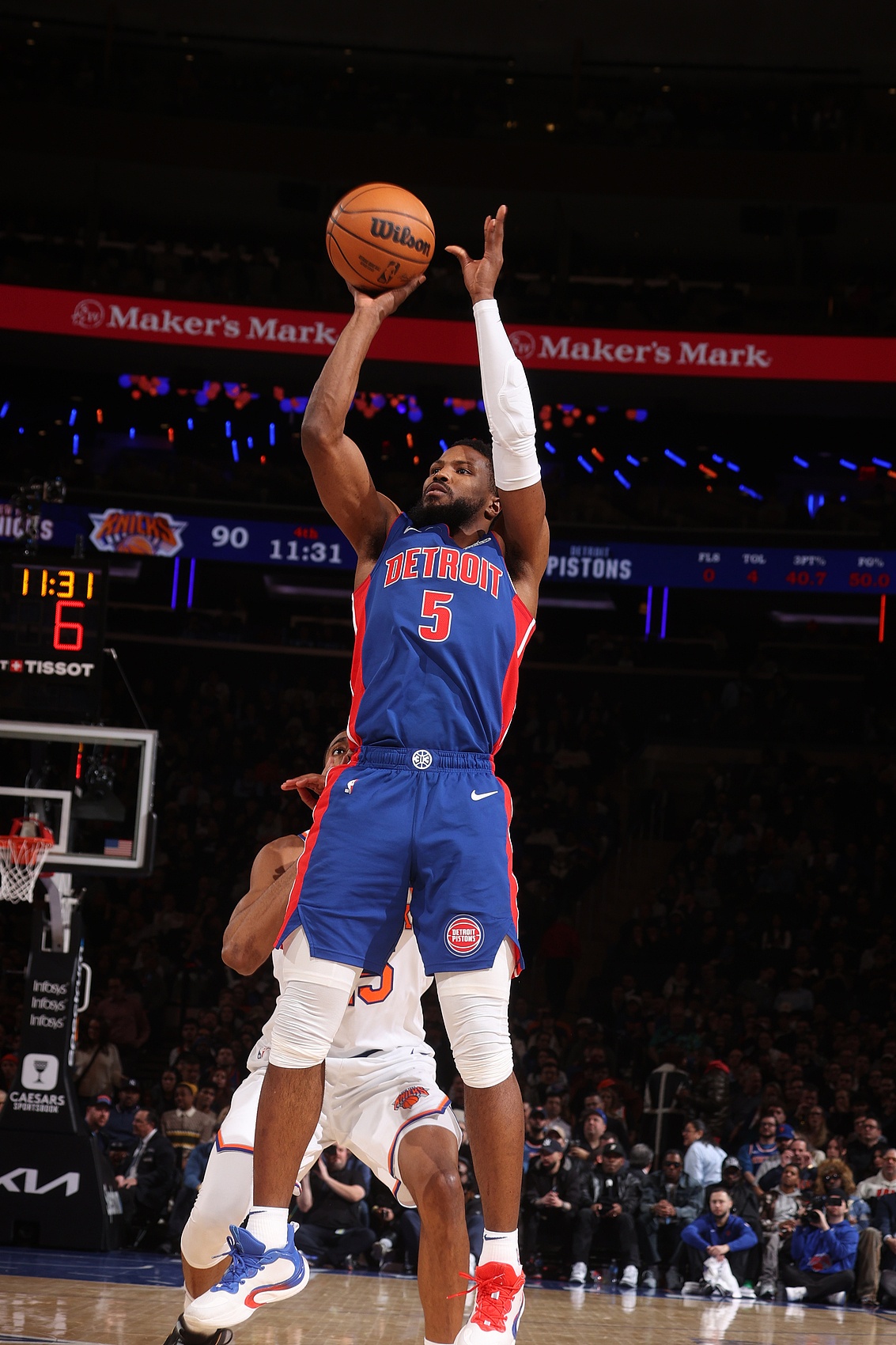 本賽季投進(jìn)200+記三分的球員:愛德華茲212記 比斯利200記