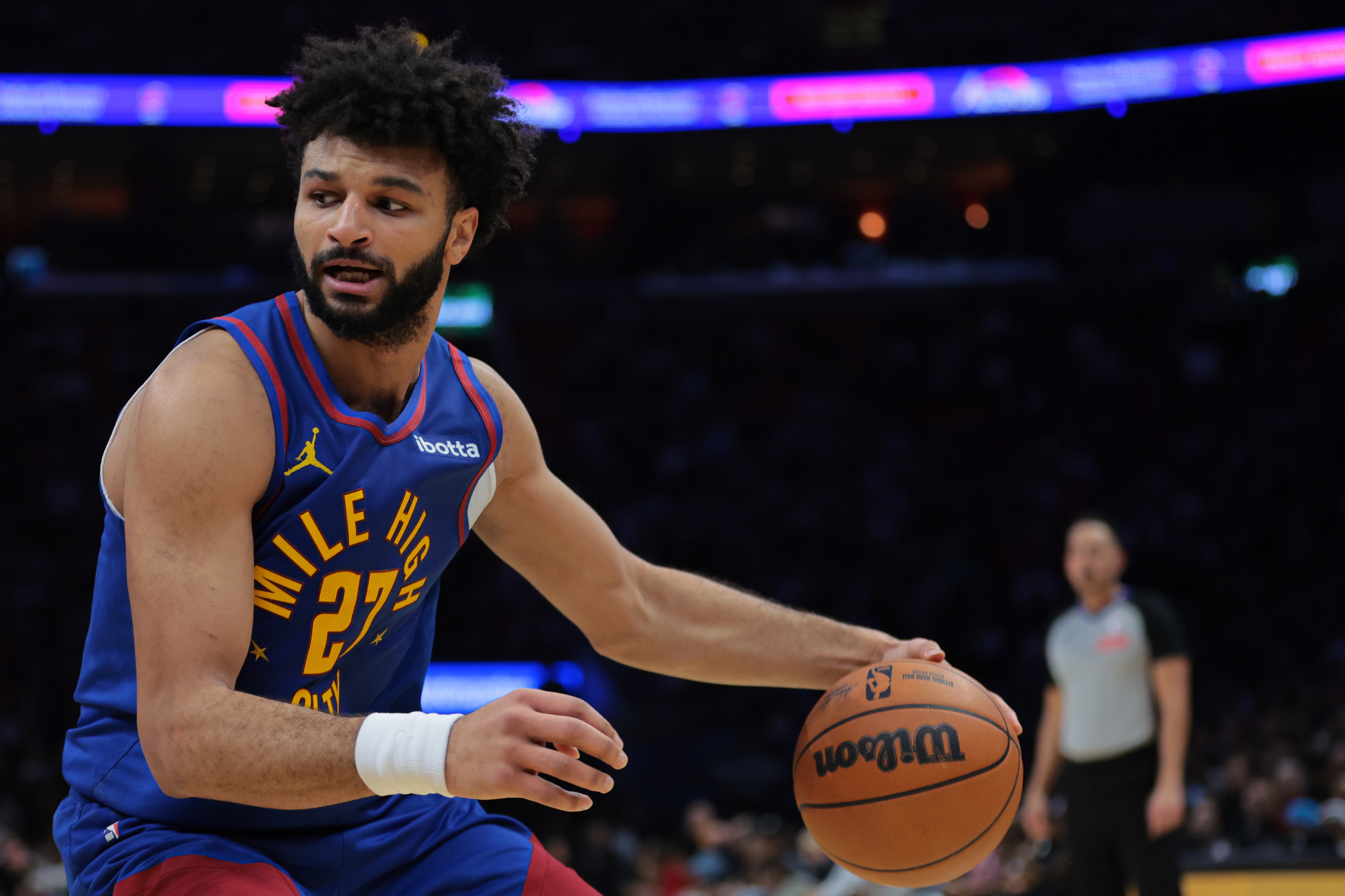 穆雷：我能有所發(fā)揮都是隊(duì)友的功勞 這就是我們?nèi)绱顺錾脑? /></p><p>2月13日訊 掘金今日132-121輕取開拓者。賽后，本場拿到55分的掘金球員賈馬爾-穆雷接受媒體采訪。</p><p>“我在這兒九年了。和那些隊(duì)友磨合了這么多年。他們今晚都在支持我，我能在場上有所發(fā)揮，離不開他們，這就是我們球隊(duì)如此出色的原因?！蹦吕渍f道。</p><p>“我這場肯定不是針對班頓，他住的地方離我長大的地方就40分鐘車程，但我來這就是為了比賽的?！蹦吕渍f道。</p><p>此役，穆雷出戰(zhàn)42分鐘，36中20，三分15中7，罰球9中8爆砍55分4籃板5助攻2搶斷，正負(fù)值+26全場最高！</p>            </p>
                        <br/>
                        標(biāo)簽：&nbsp;<a class=